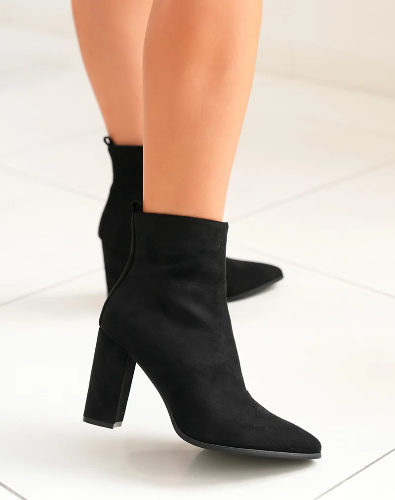 Bottines noires à bout pointu en suédine