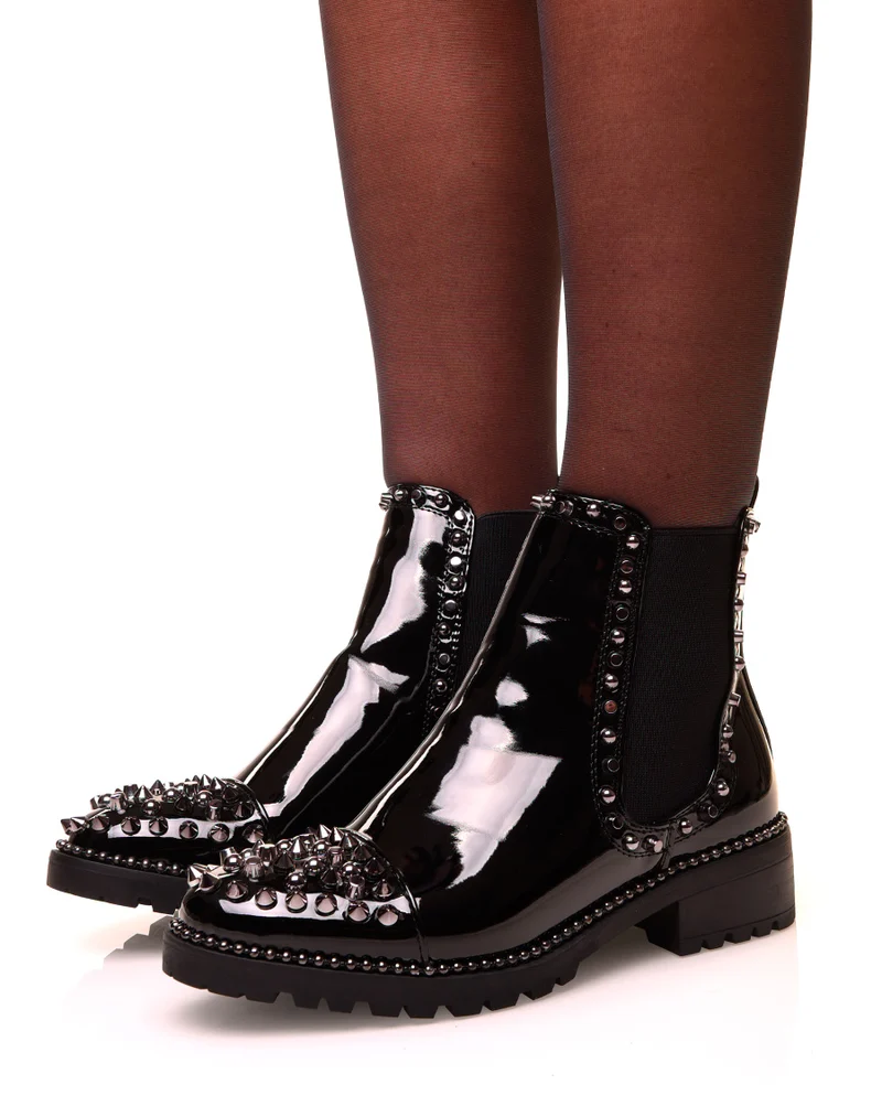 Chelsea boots noires vernies ajourées de clous