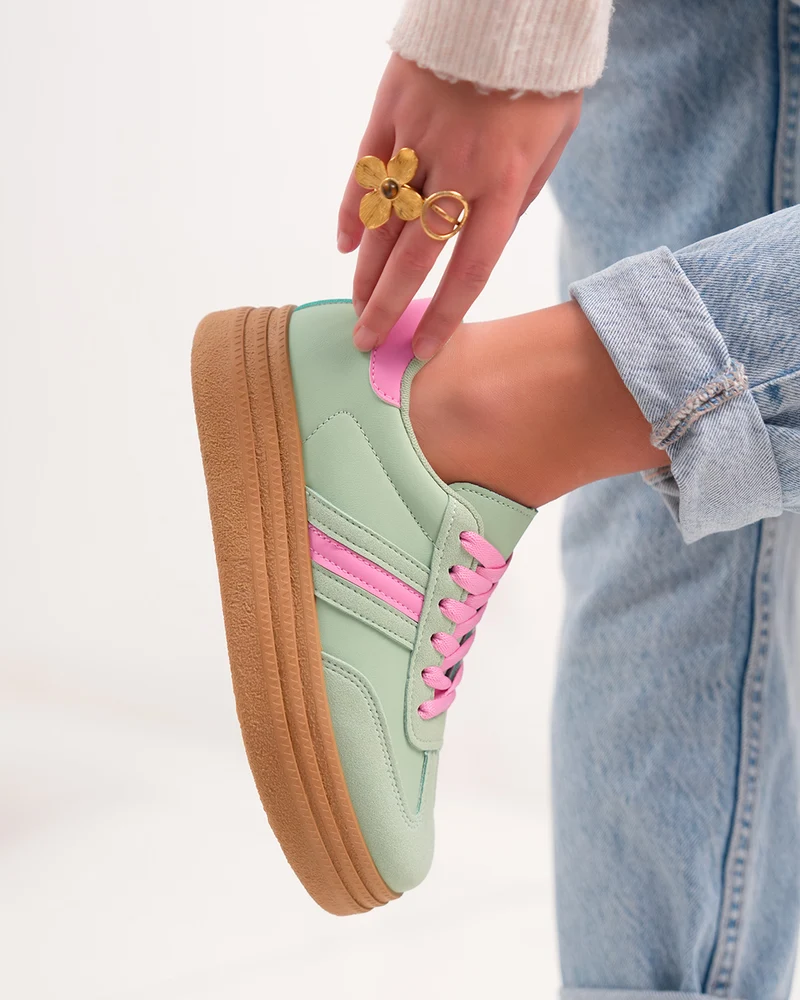 Basket femme verte pastel avec détails roses et plateforme marron moderne