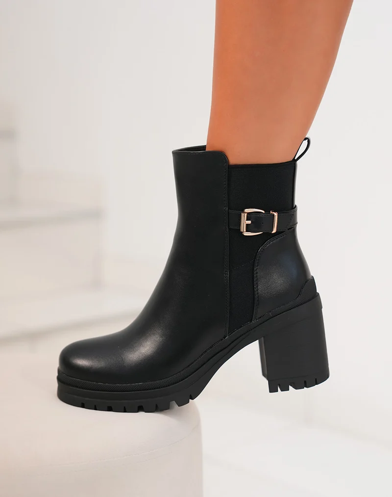 Bottines femme noires à talon avec lanière dorée et semelle crantée