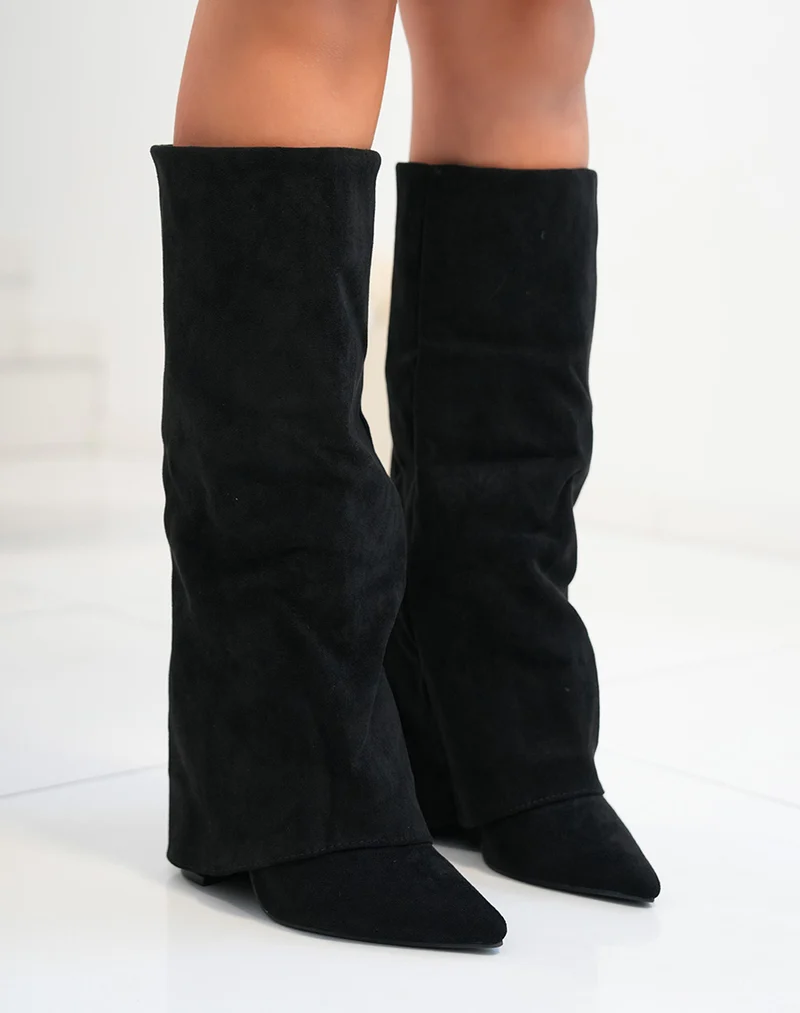 Bottes en suédines noires repliées à bout pointus