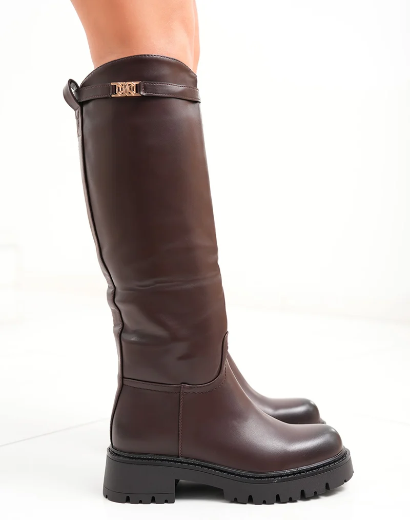 Bottes marron à semelle crantée et lanière à boucle dorée