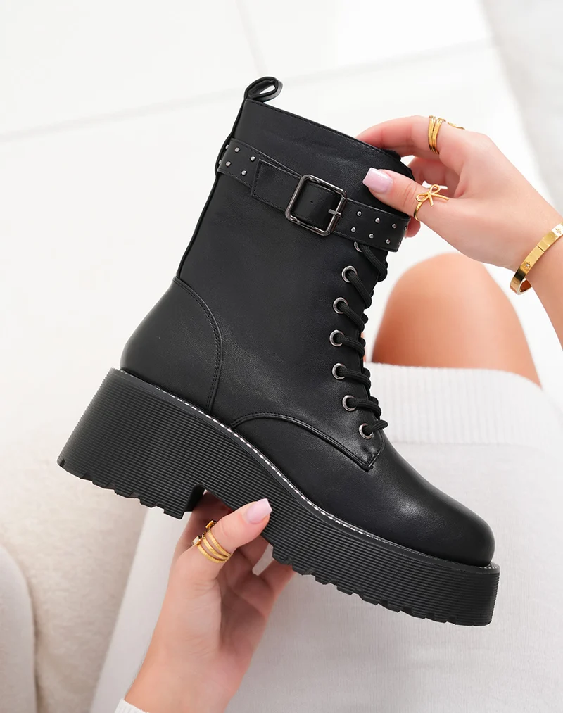 Bottines femme noires à lacets avec lanière cloutée et semelle épaisse