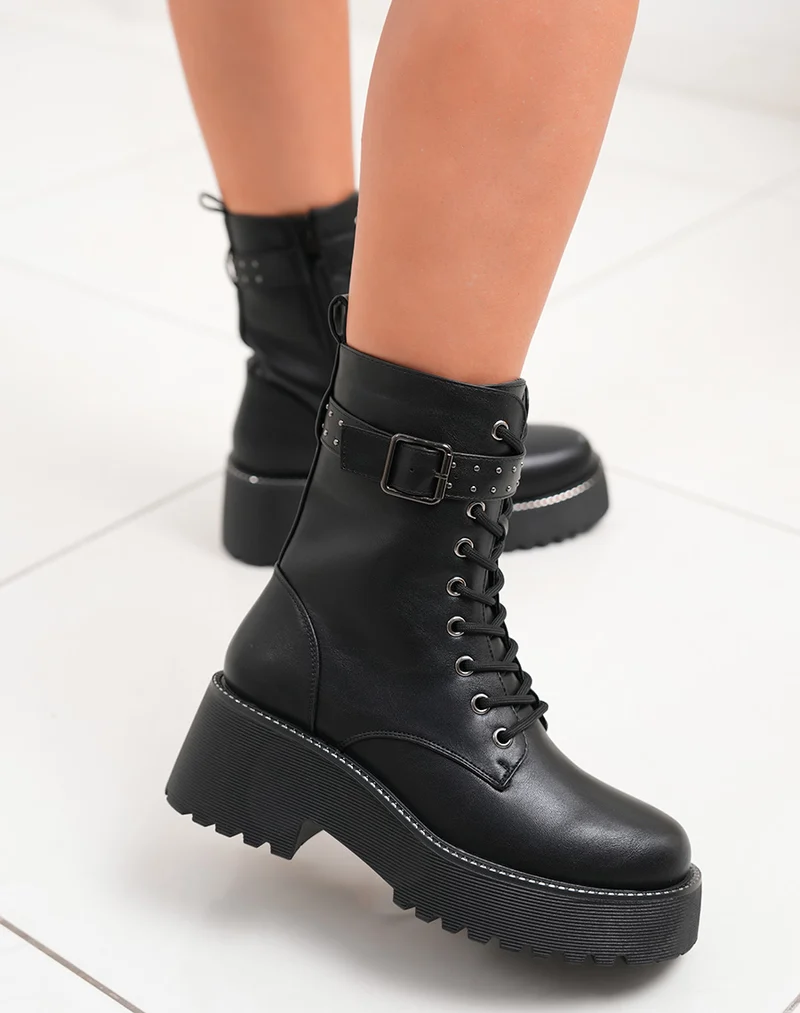 Bottines femme noires à lacets avec lanière cloutée et semelle épaisse