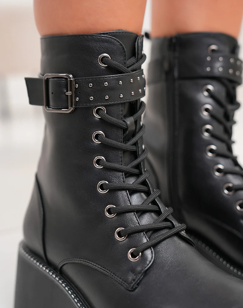Bottines femme noires à lacets avec lanière cloutée et semelle épaisse