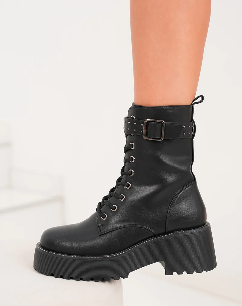Bottines femme noires à lacets avec lanière cloutée et semelle épaisse
