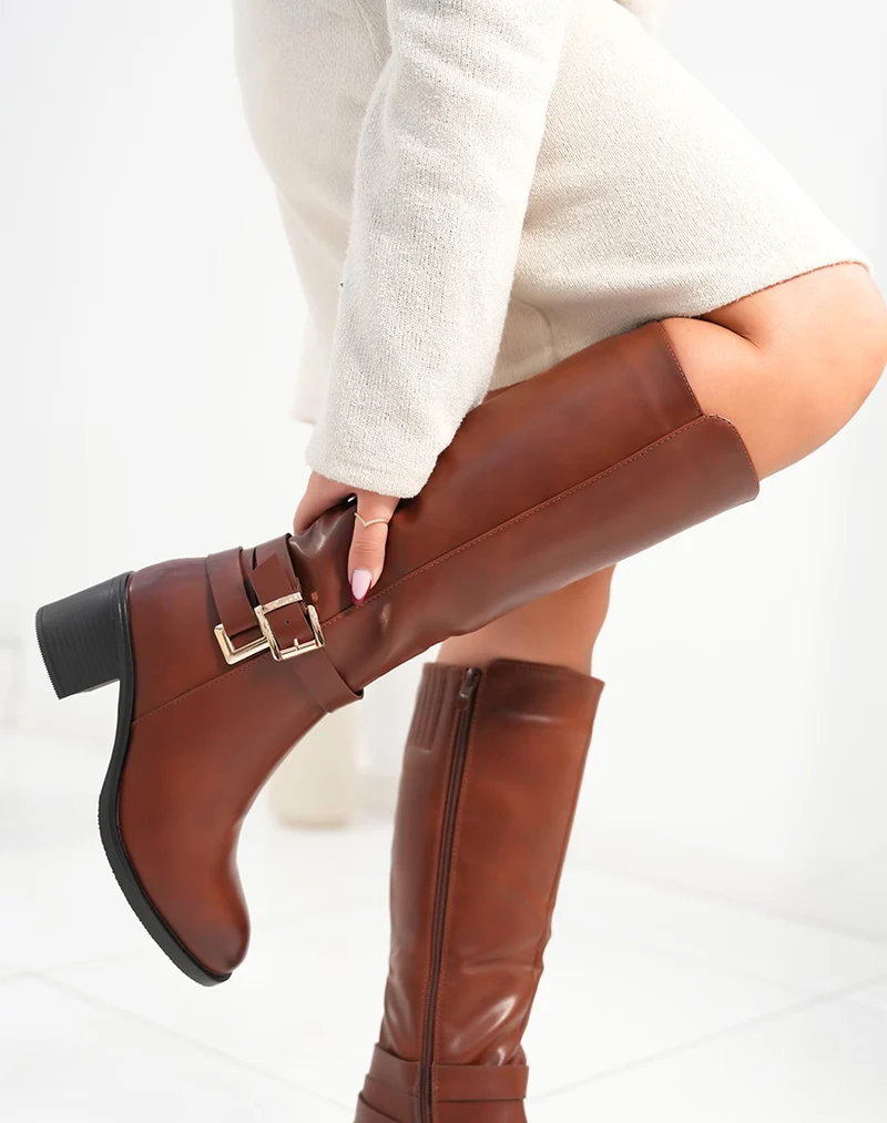 Bottes femme camel avec talon moyen et double sangles décoratives dorées