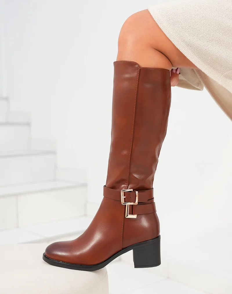 Bottes femme camel avec talon moyen et double sangles décoratives dorées