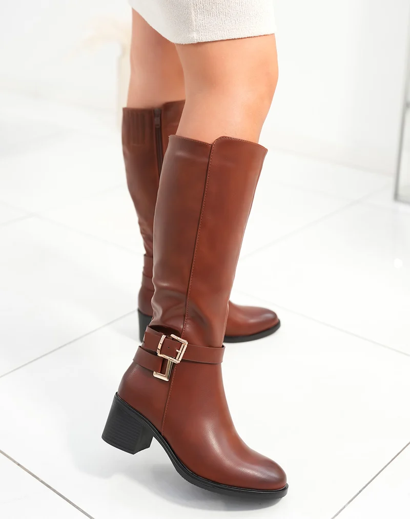 Bottes femme camel avec talon moyen et double sangles décoratives dorées