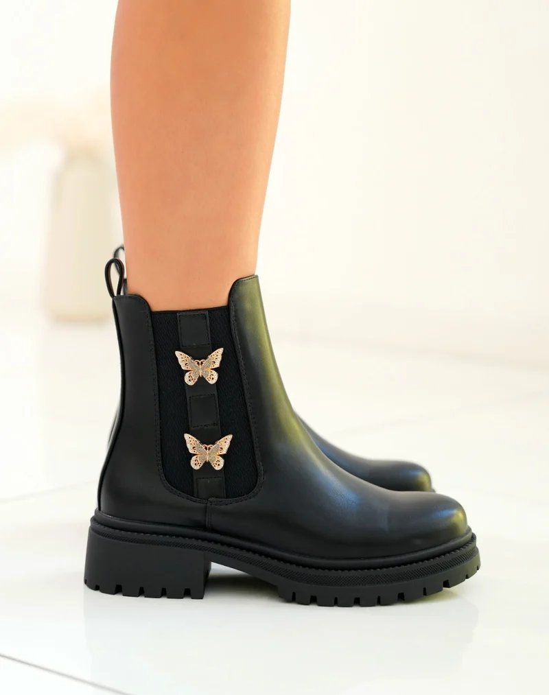 Bottines femme noires avec papillons dorés et semelle crantée