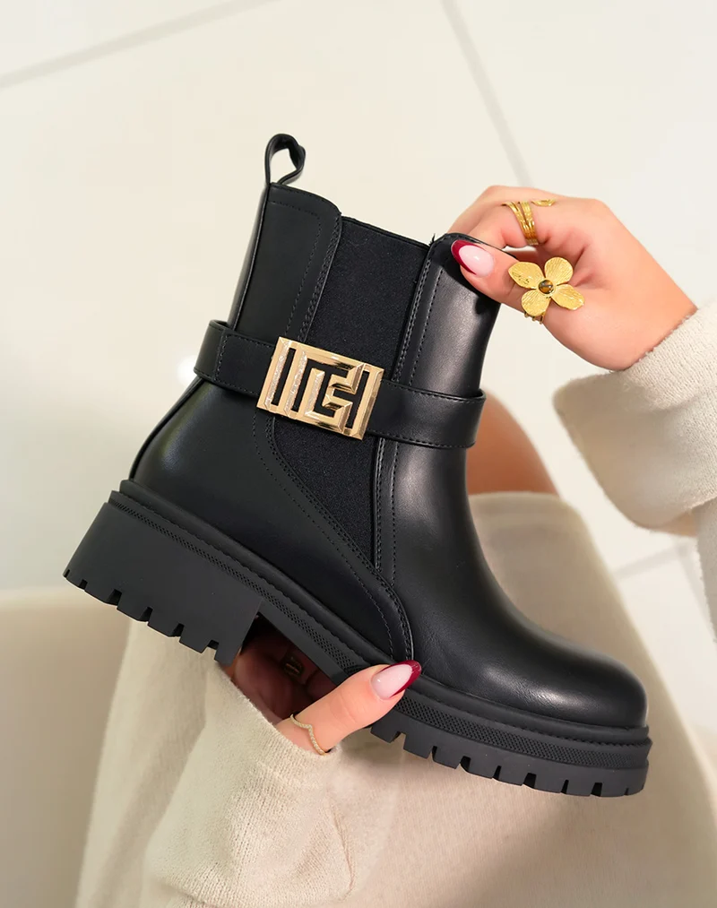 Bottines femme noires avec boucle dorée géométrique et semelle crantée