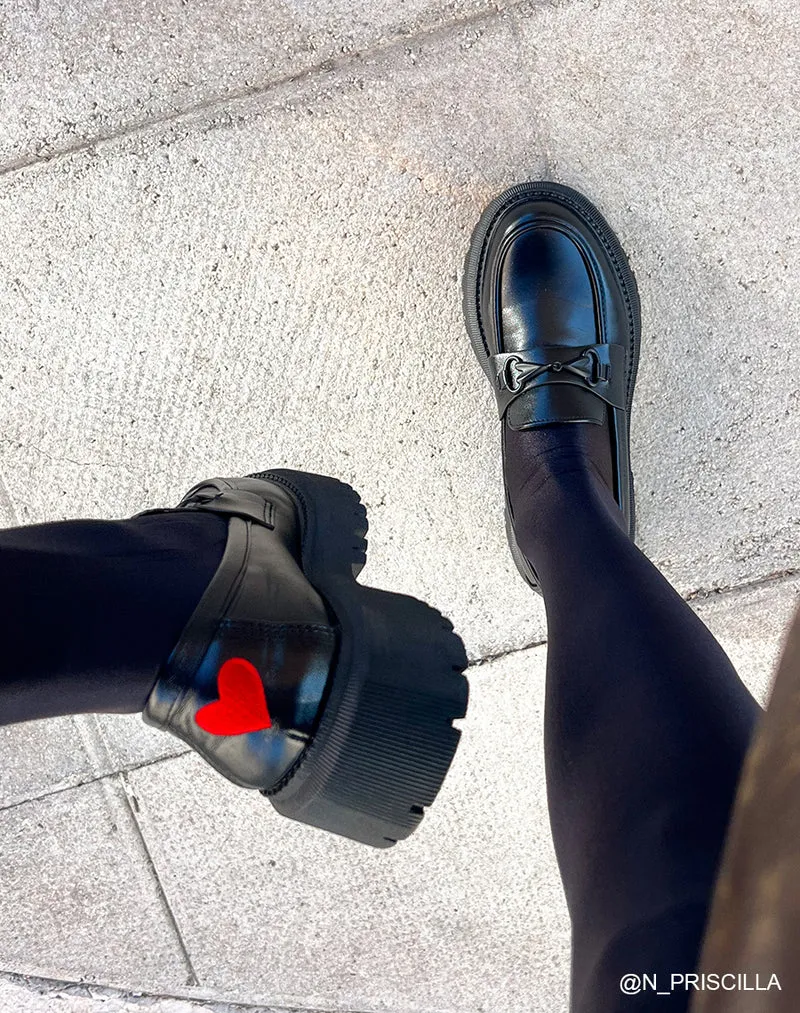Mocassins noirs audacieux à plateforme crantée et détail coeur rouge