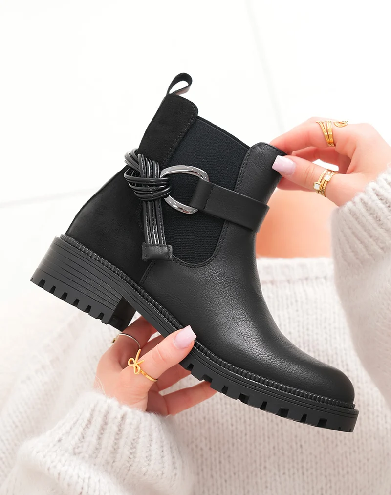 Charme & Durabilité : Bottines Chelsea Noires avec Sangle Nouée