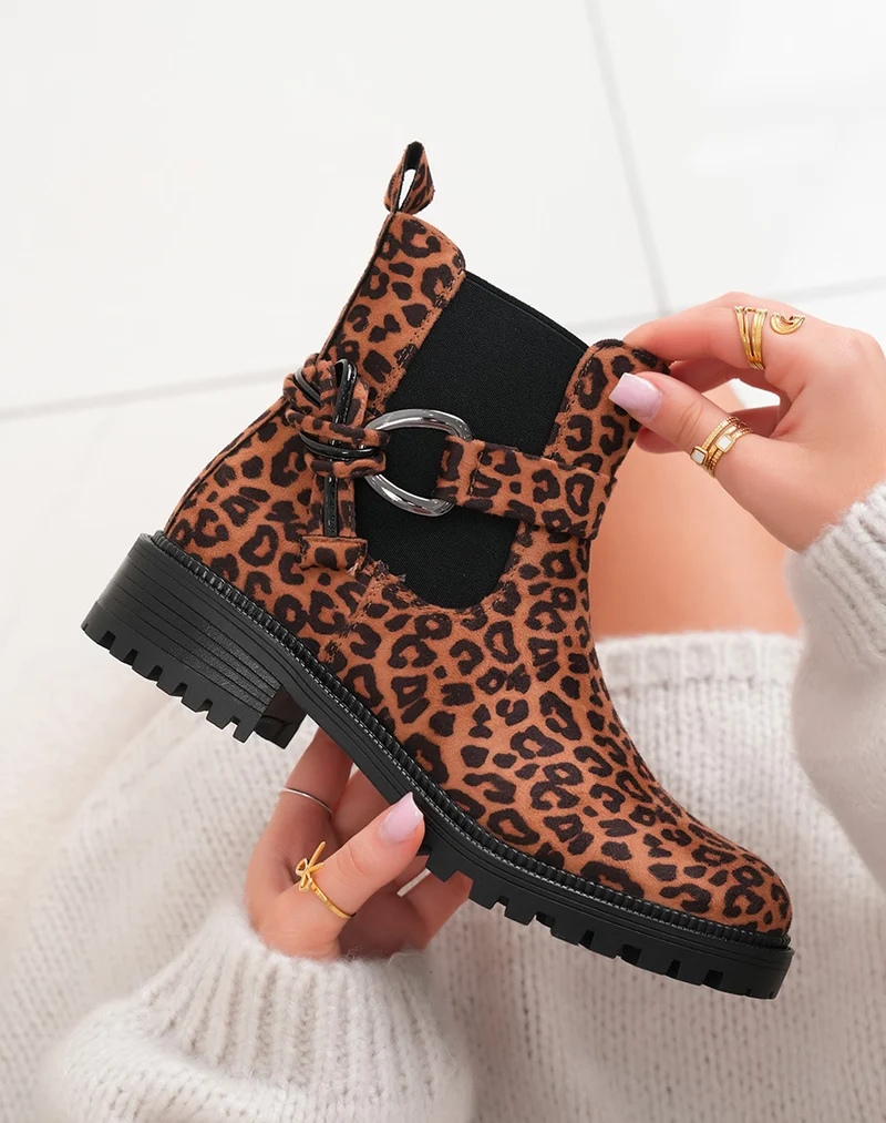Bottines basses femme léopard bi-matière avec boucle et semelle crantée