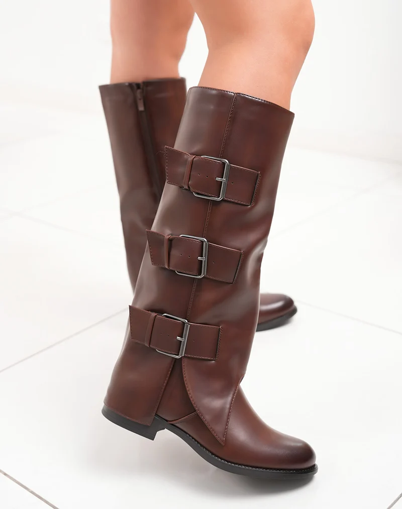 Bottes marron chocolat à bout rond et multiples boucles