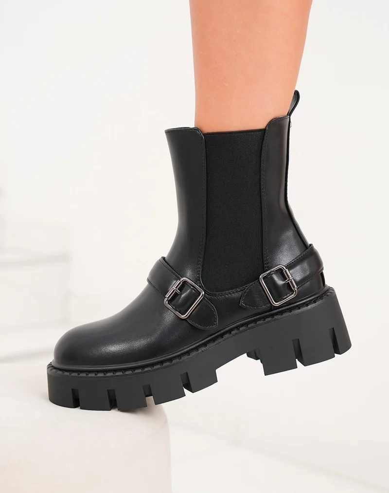 Bottines noires à semelle crantée et double boucles