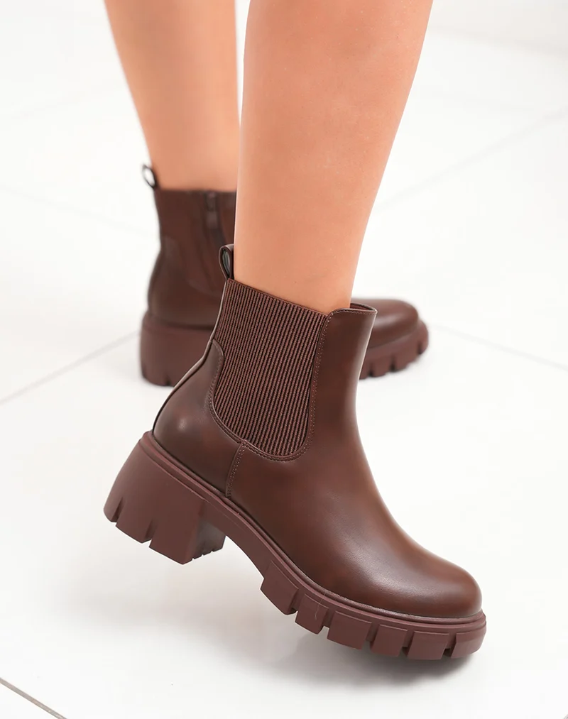 Bottines basses marron à semelle crantée