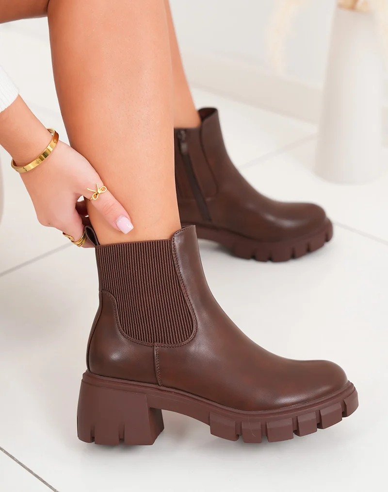 Bottines basses marron à semelle crantée