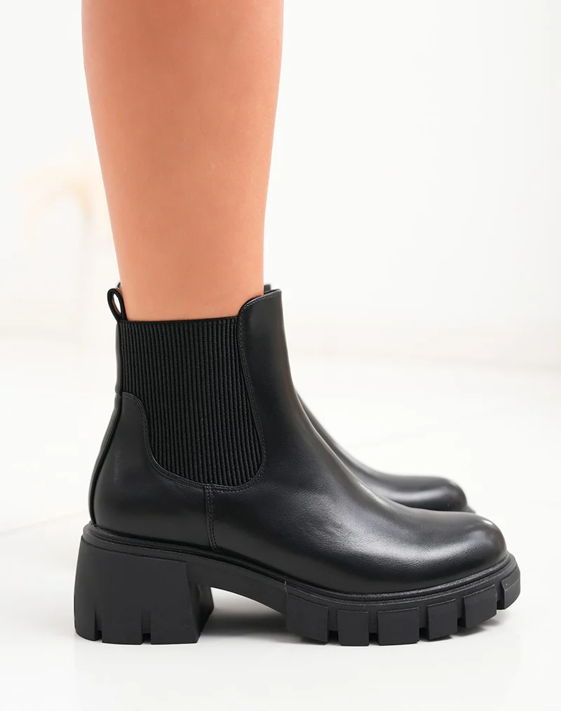 Bottines basses noires à semelle crantée