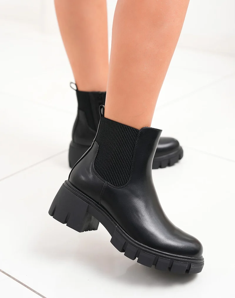 Bottines basses noires à semelle crantée