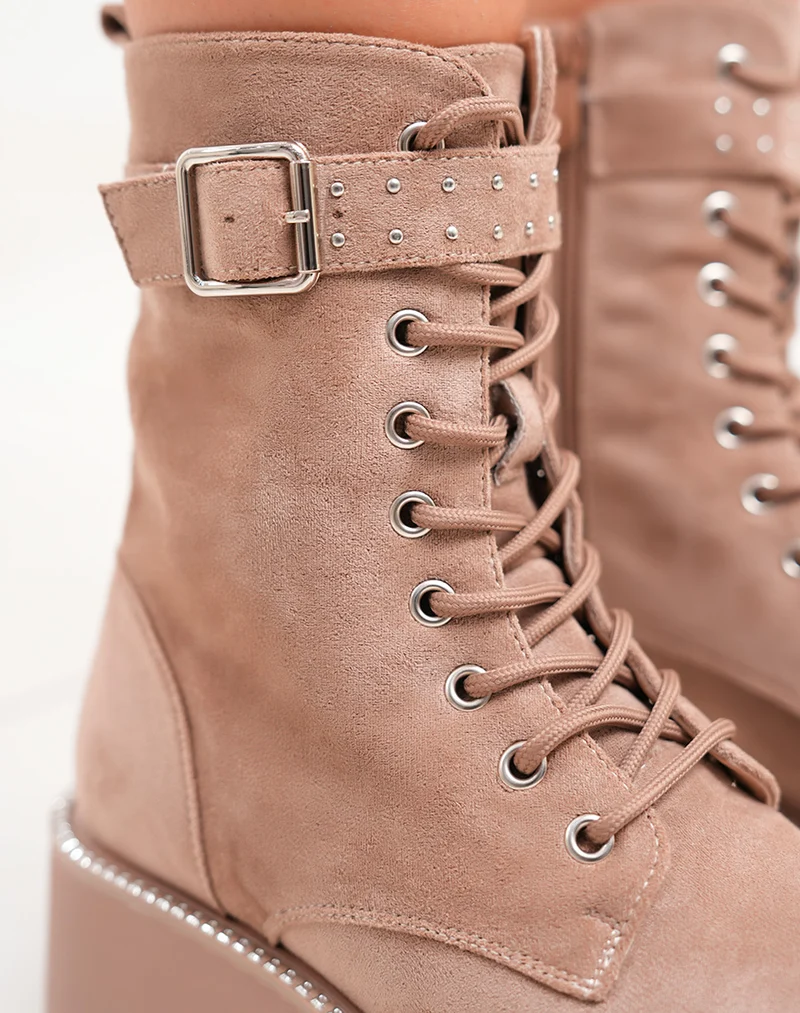 Bottines femme beige foncé en suédine avec lanière cloutée et semelle épaisse