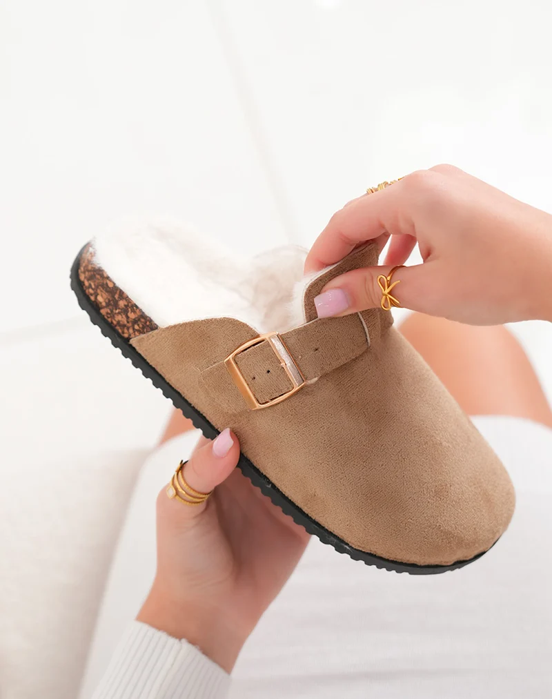 Mules femme taupe en suédine fourrée avec boucle dorée