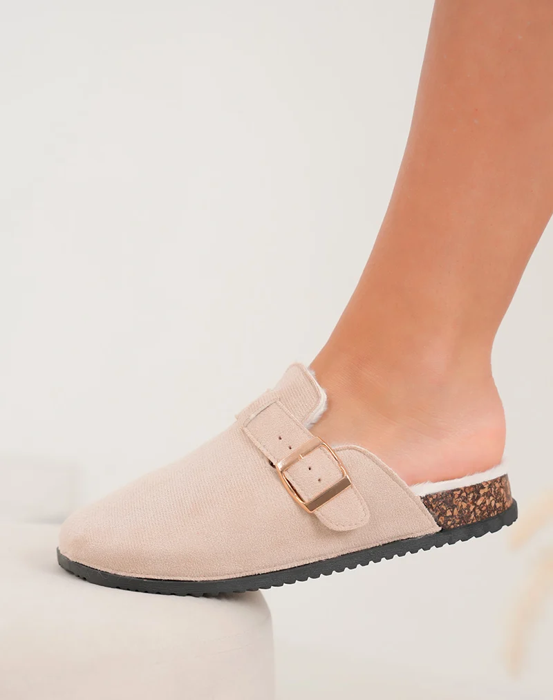 Mules femme beiges en suédine fourrée avec boucle dorée