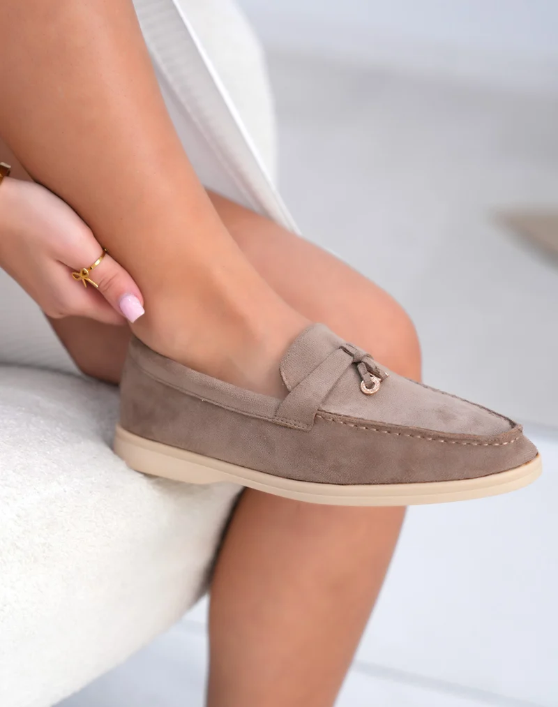 Mocassins femme taupe en suédine avec lanière et détail doré