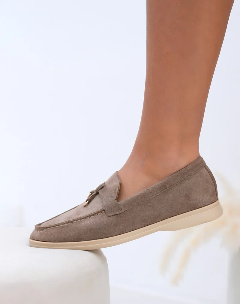 Mocassins femme taupe en suédine avec lanière et détail doré