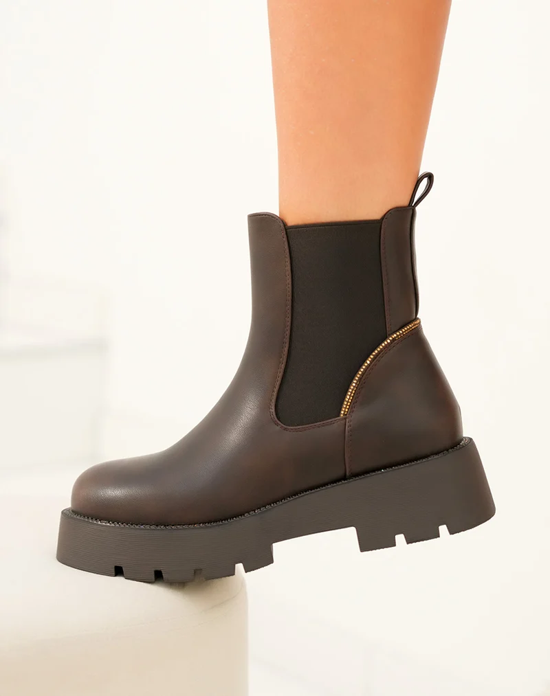 Bottines femme marron style Chelsea avec semelle crantée et strass dorés