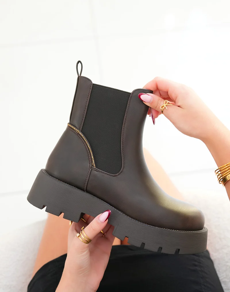 Bottines femme marron style Chelsea avec semelle crantée et strass dorés