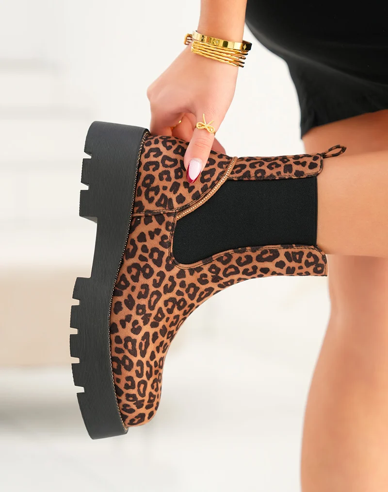 Bottines femme en suédine léopard style Chelsea avec semelle crantée et strass dorés