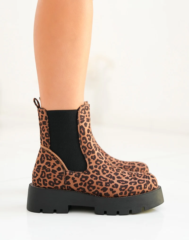 Bottines femme en suédine léopard style Chelsea avec semelle crantée et strass dorés