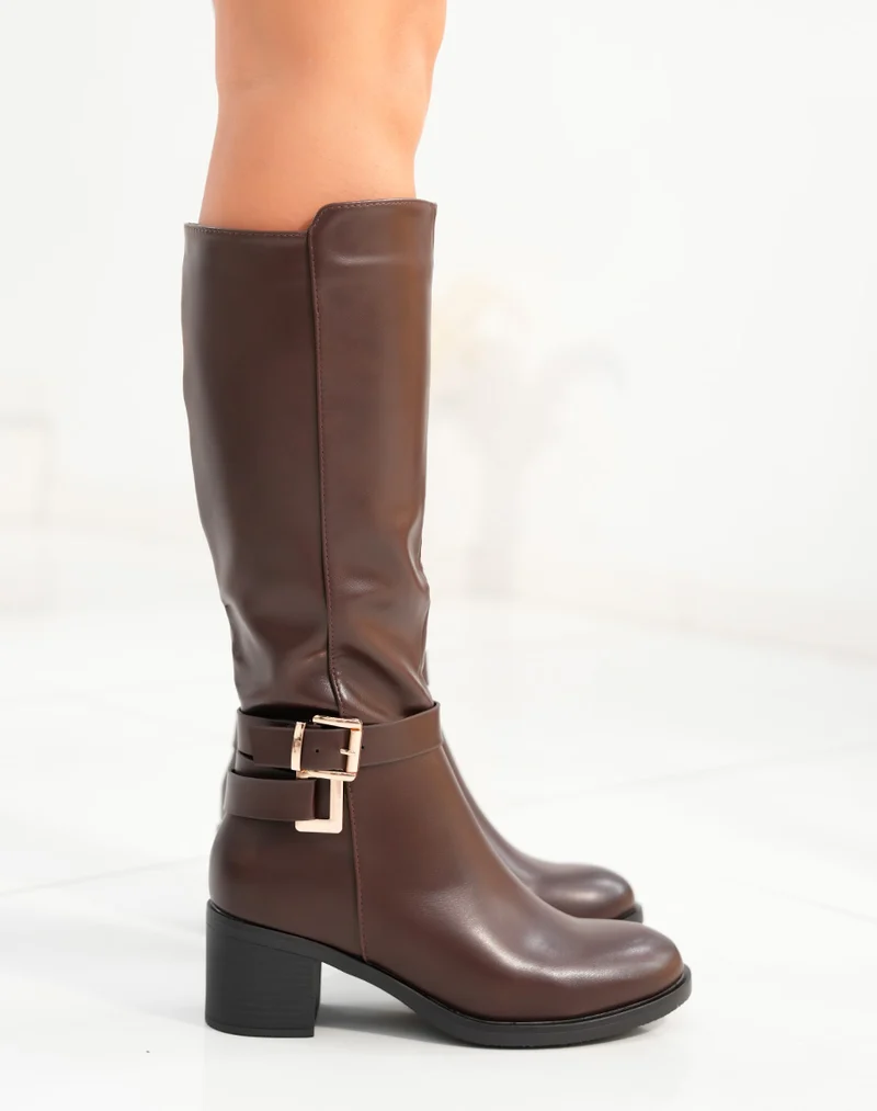 Bottes femme marron à talon moyen avec sangle décorative et boucle dorée élégance et confort