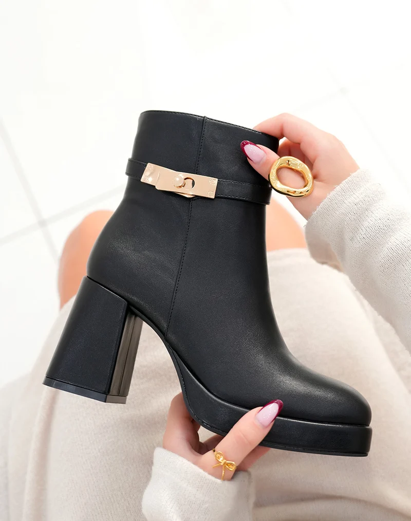 Bottines femme noires à talon haut carré avec plateforme et sangle dorée