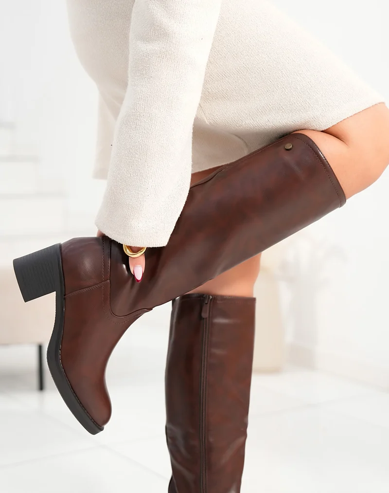 Bottes femme marron basiques avec talon moyen et tige élastiquée