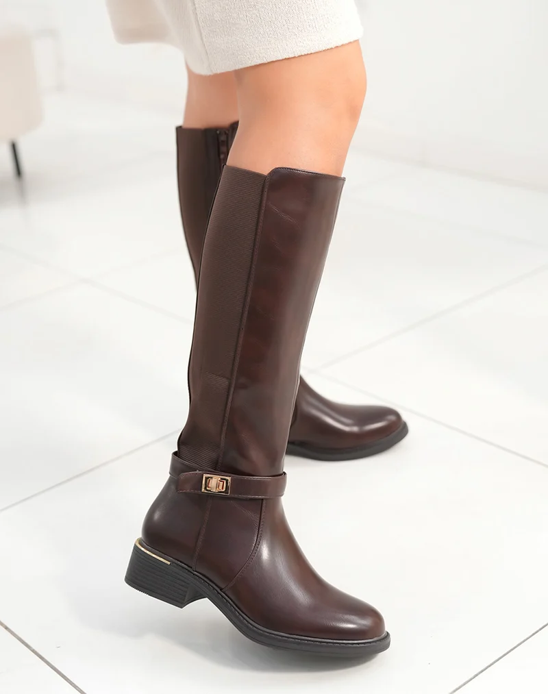 Bottes femme marron élégantes avec petit talon et détails dorés