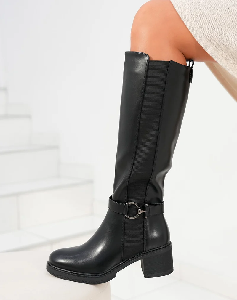 Bottes femme noires à talon moyen avec élastique et sangle décorative