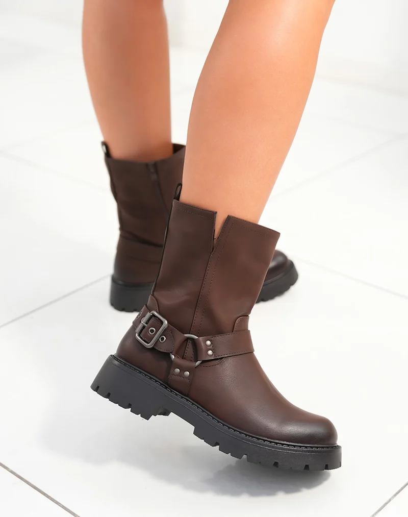 Bottines femme marron avec sangle décorative argentée et semelle crantée