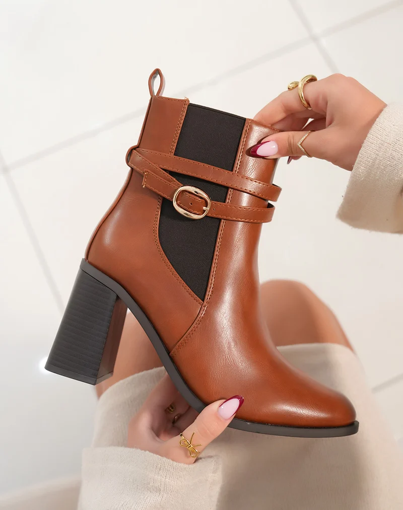 Bottines camel bi-matière à talon épais et sangles dorées