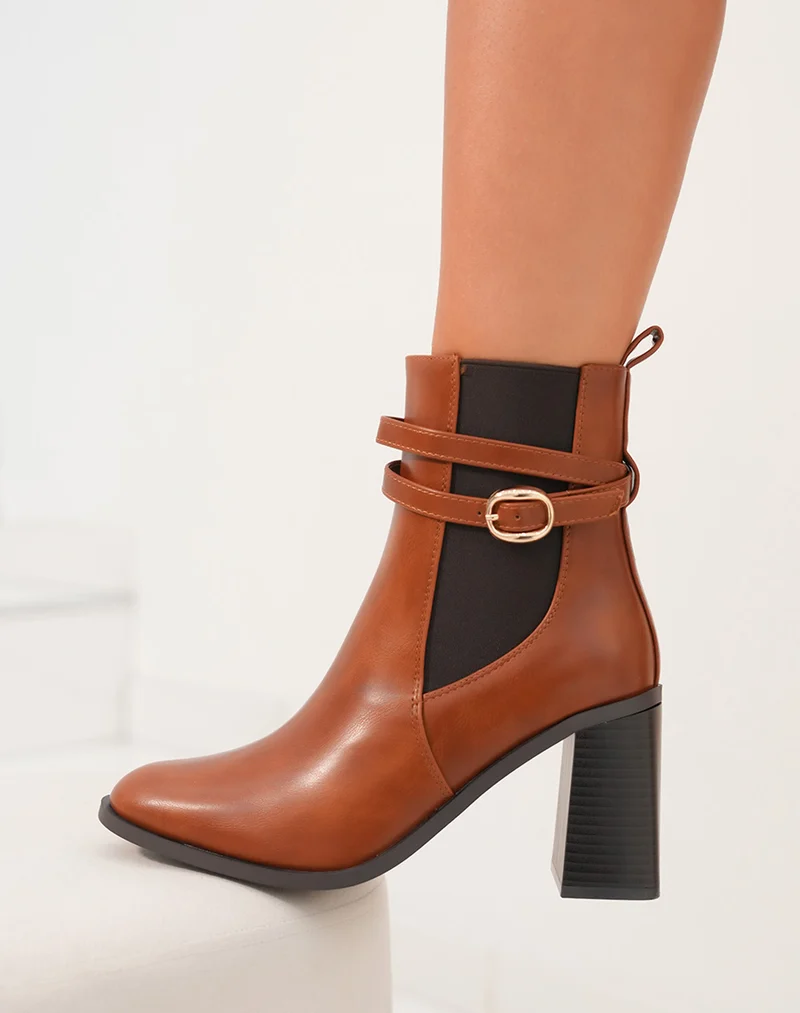 Bottines camel bi-matière à talon épais et sangles dorées
