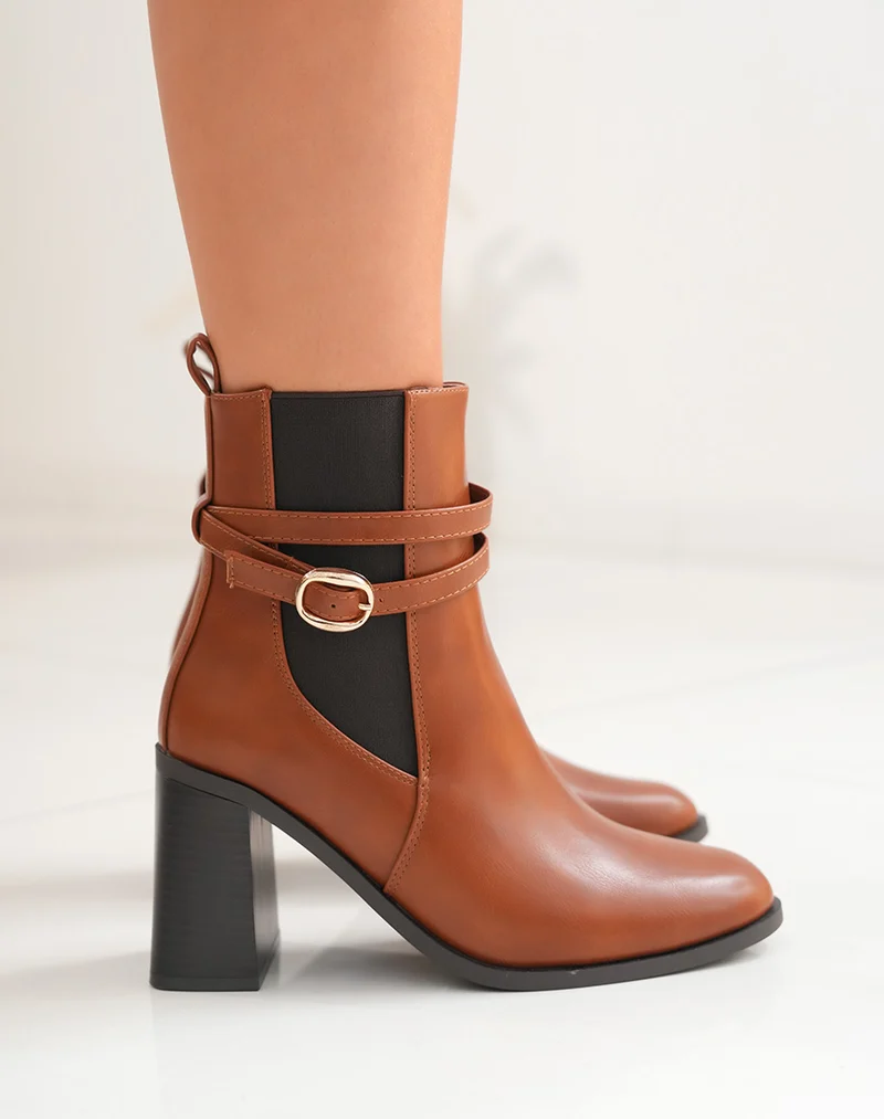Bottines camel bi-matière à talon épais et sangles dorées