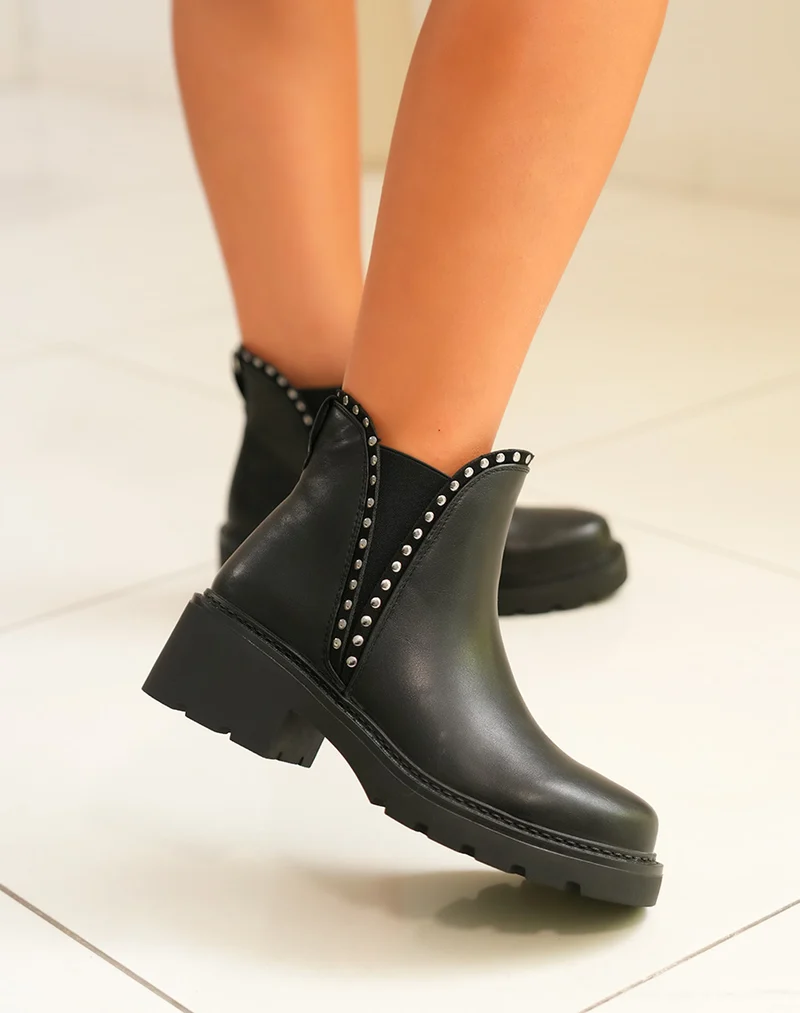 Bottines femme noires basses avec détails argentés et semelle crantée