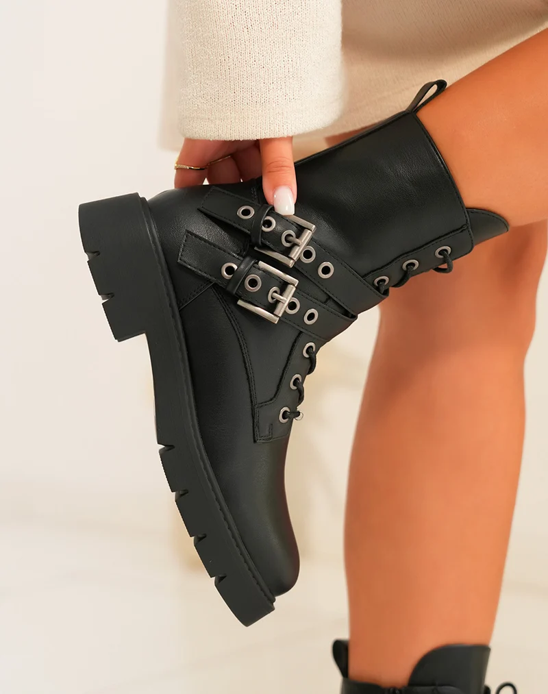 Bottines femme noires à lacets avec sangles argentées et semelle crantée