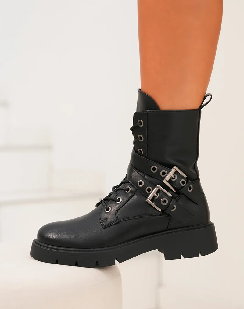 Bottines femme noires à lacets avec sangles argentées et semelle crantée