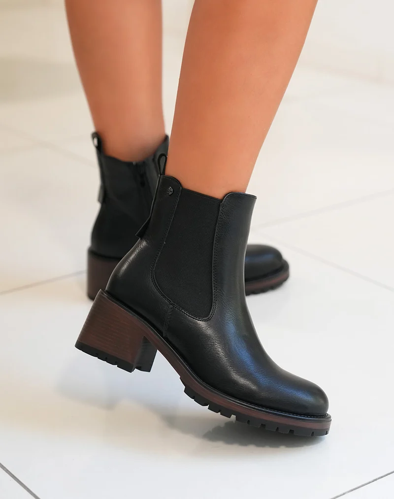 Bottines femme noires élégantes avec semelle marron et détail élastique