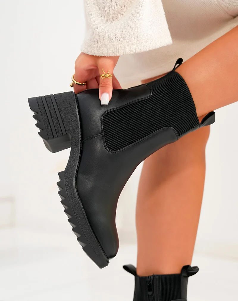 Bottines noires à petit talon et élastique