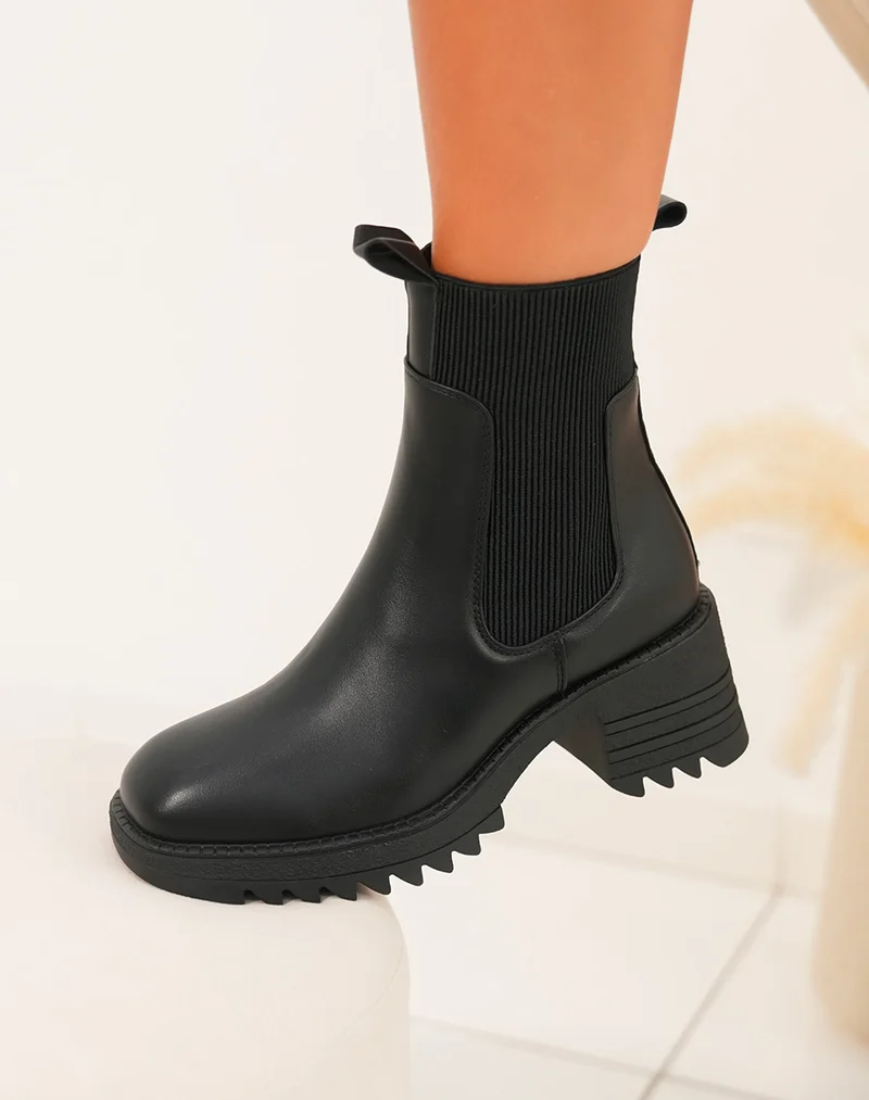 Bottines noires à petit talon et élastique