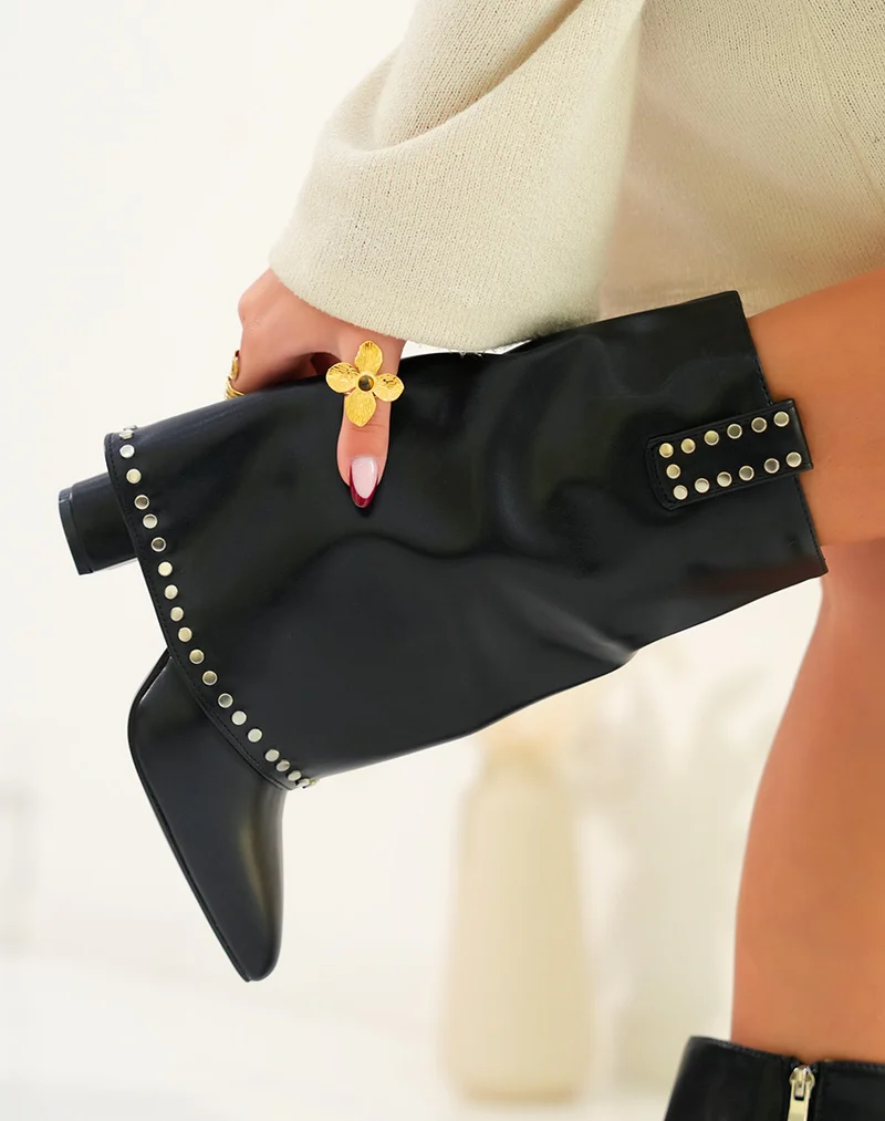 Bottines femme noires avec clous argentés et revers