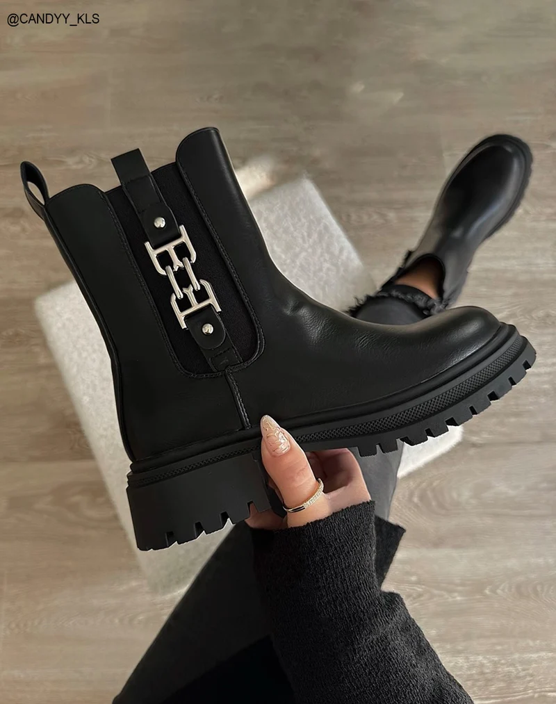 Bottines femme noires style Chelsea avec détail argenté et semelle crantée